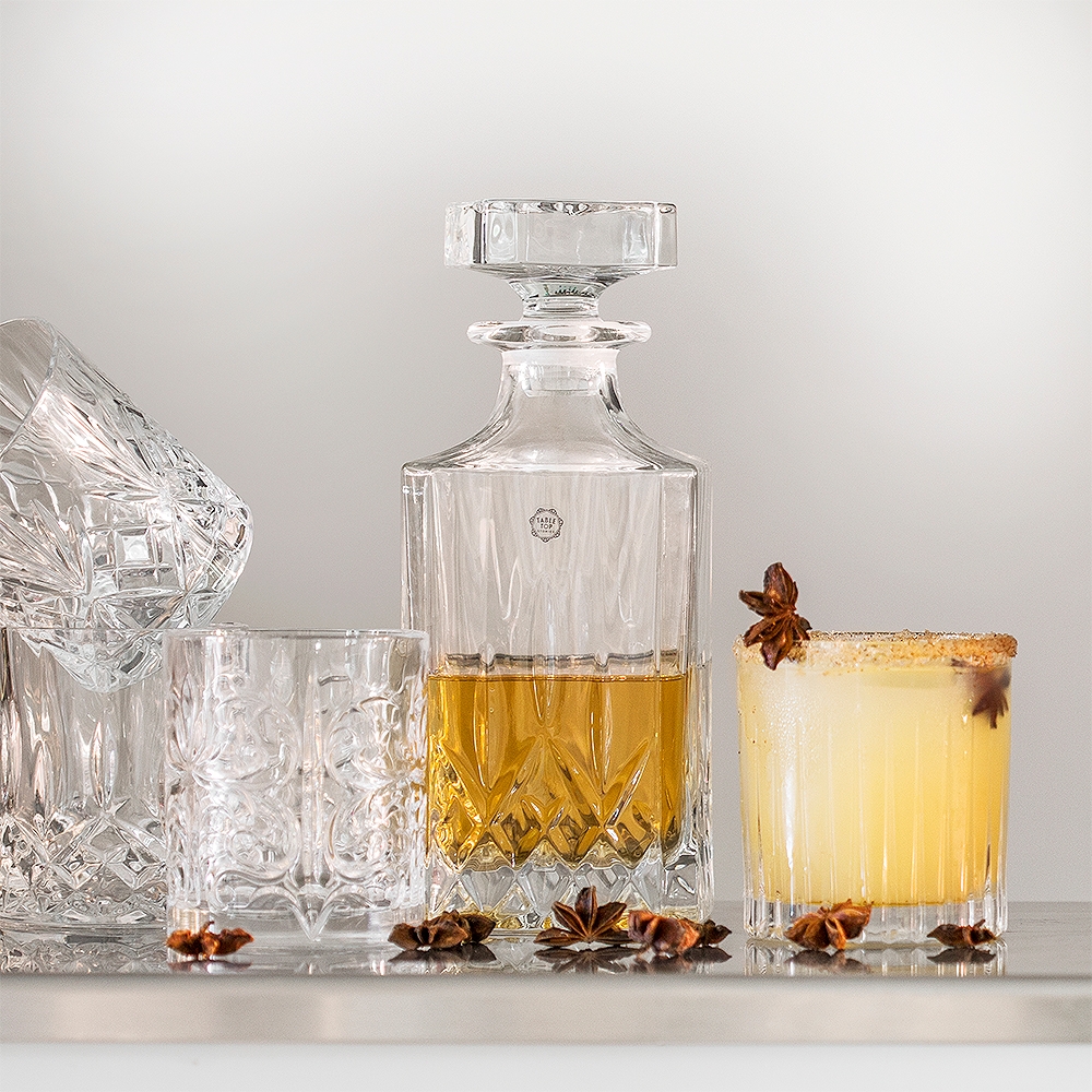 Old Fashioned glas fylld med en whiskey drink på ett bord