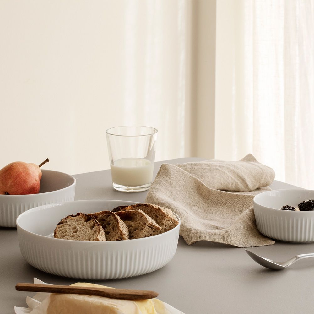 Hvite boller med brød og frukt på et bord