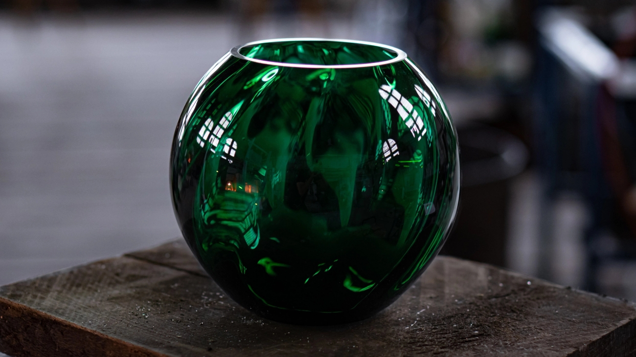 Grön vas från Aalto med en blomma i