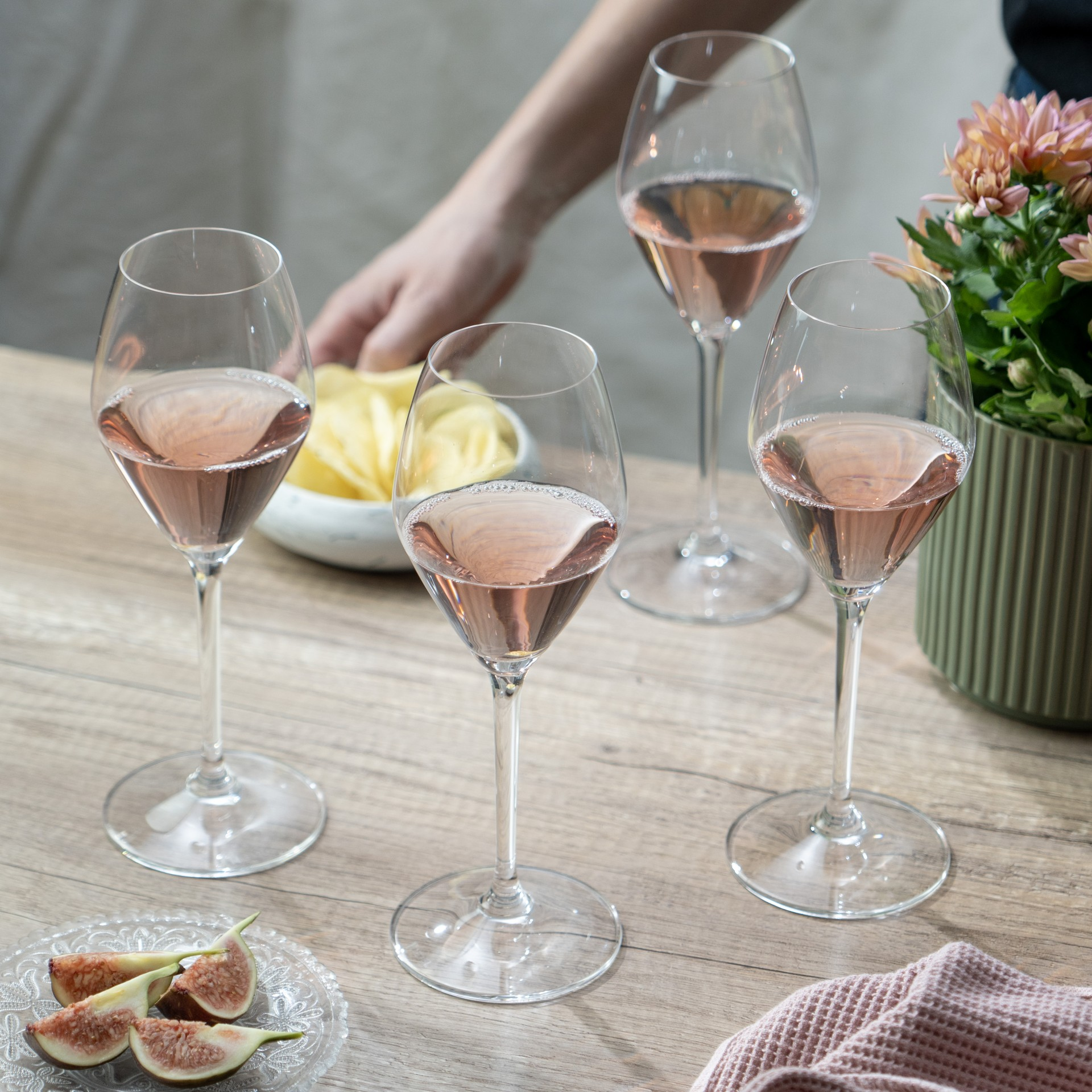 Riedel vinglas med rosévin i framdukat på bord.