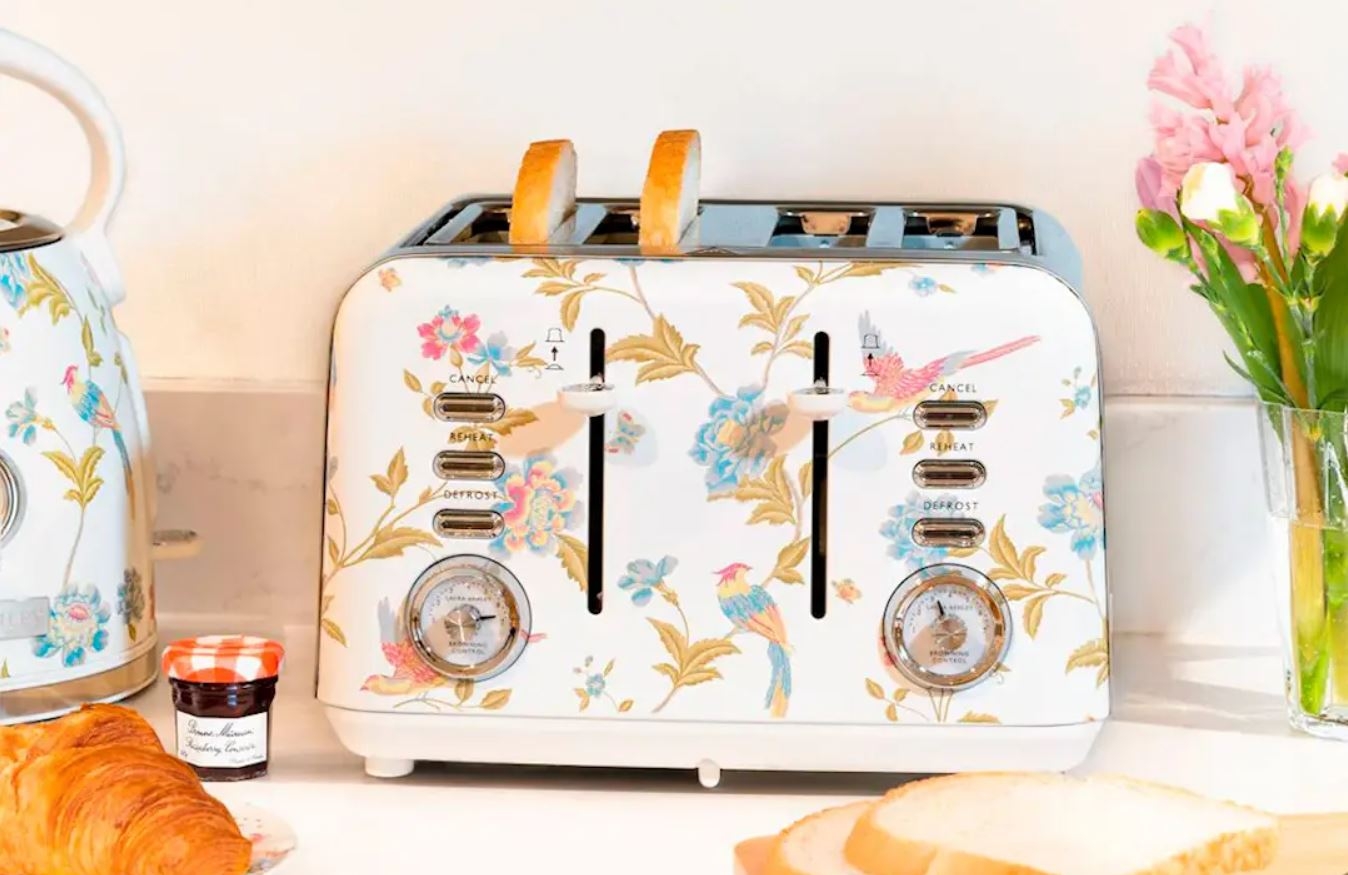 En Laura Ashley-brødrister dekorert med blomster og fugler på en kjøkkenbenk