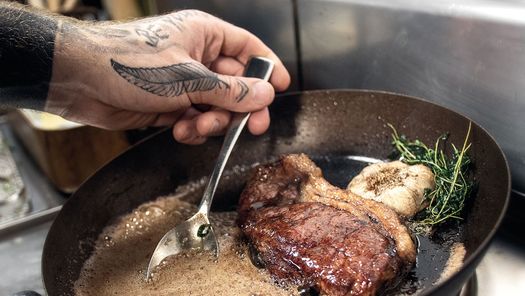 Exxent stekpanna med kött som öses 