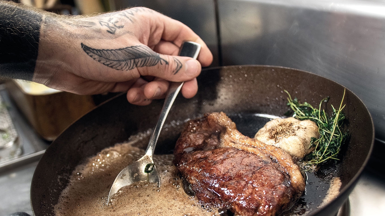 Exxent stekpanna med kött som öses