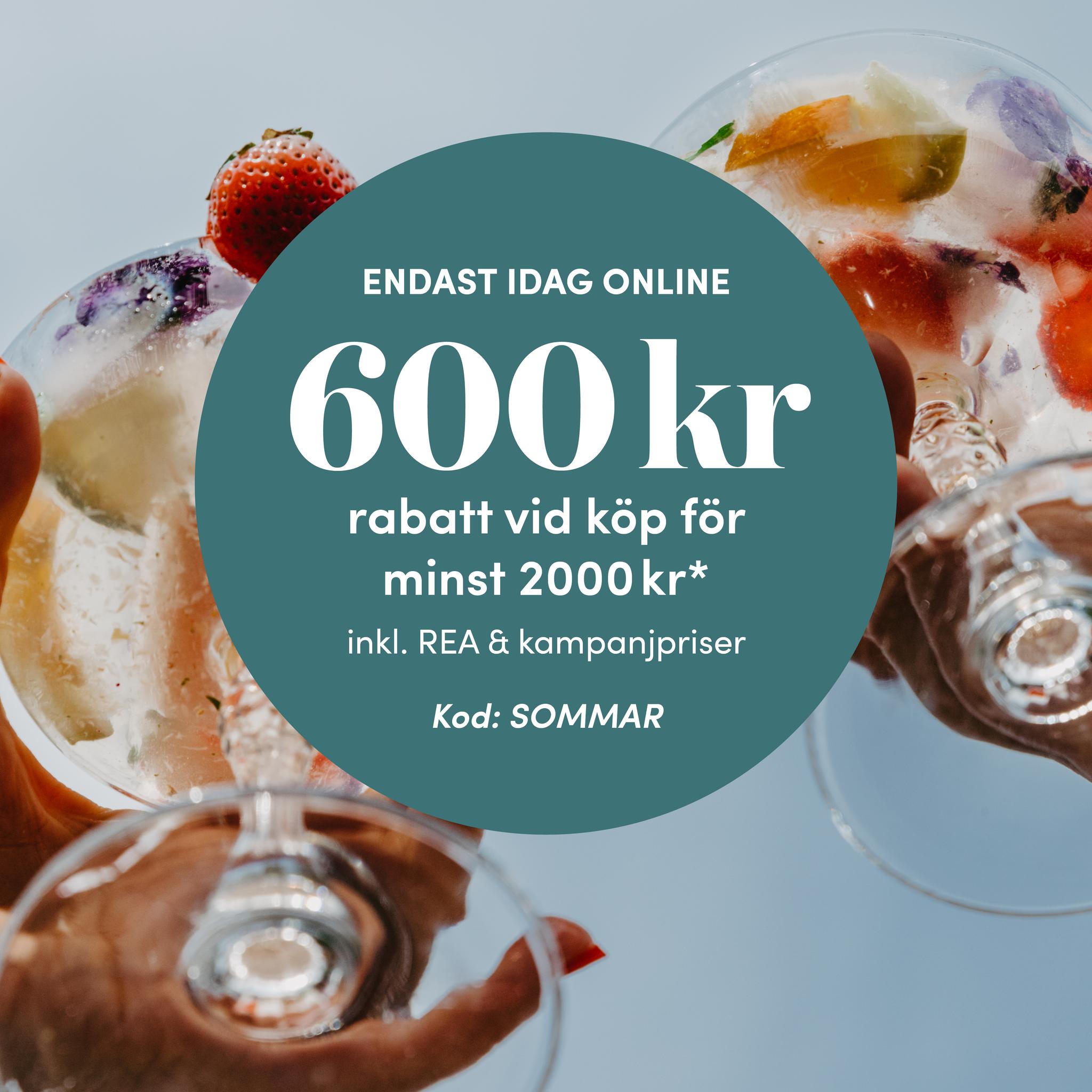 Somrig kampanjbild med händer som skålar i drinkar och text om 600 kr rabatt vid köp över 2000 kr online med rabattkod SOMMAR.