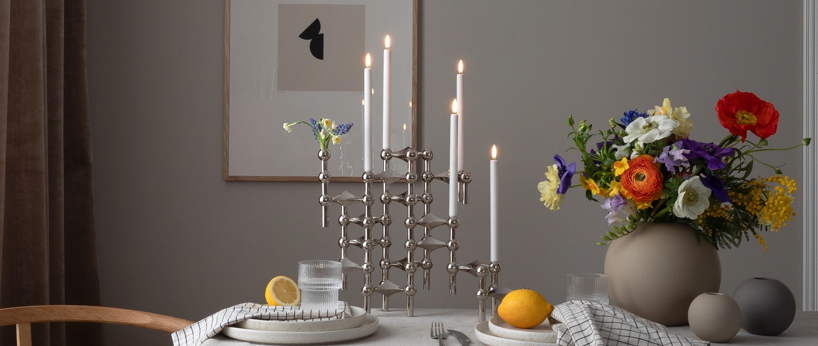 Stor silver ljusstake på ett dukat bord