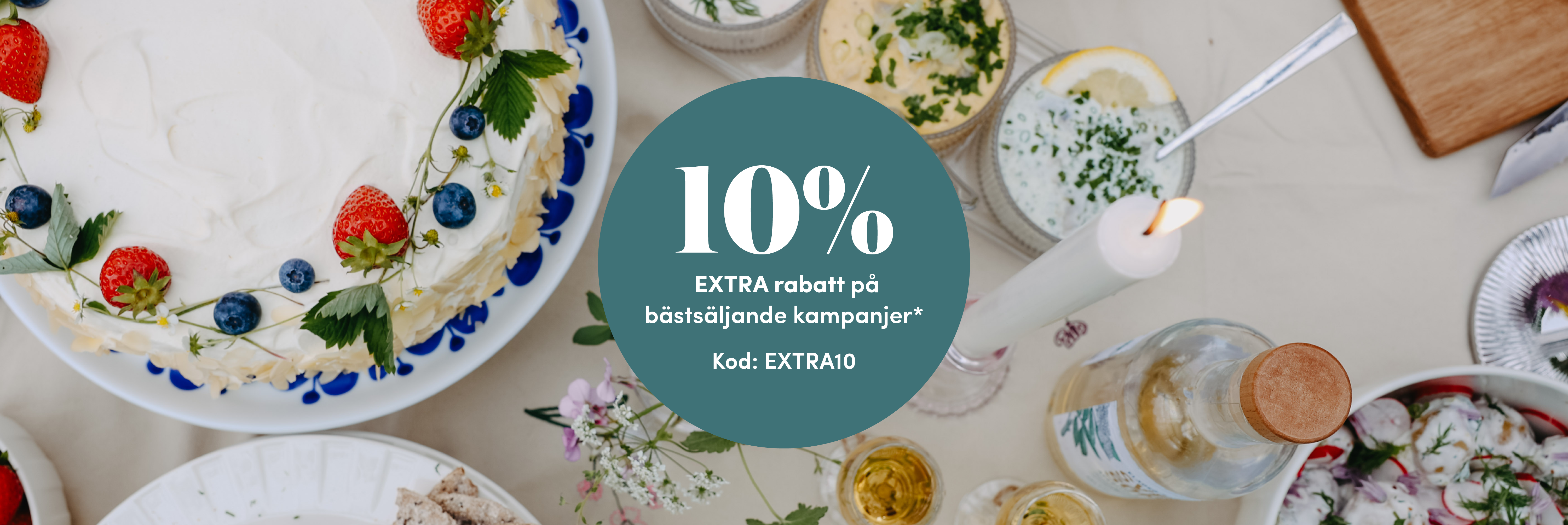 Somrig dukning med jordgubbstårta, sill och dryck runt en grön cirkel med text om 10 % extra rabatt på bästsäljande kampanjer.