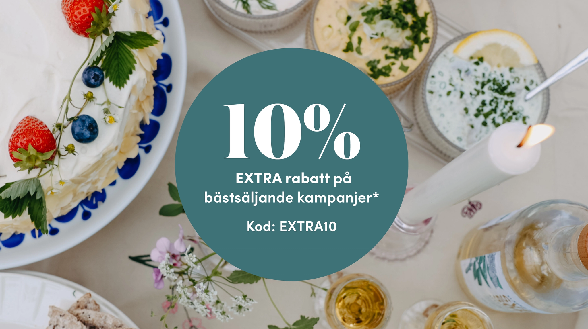 Somrig dukning med jordgubbstårta, sill och dryck runt en grön cirkel med text om 10 % extra rabatt på bästsäljande kampanjer.