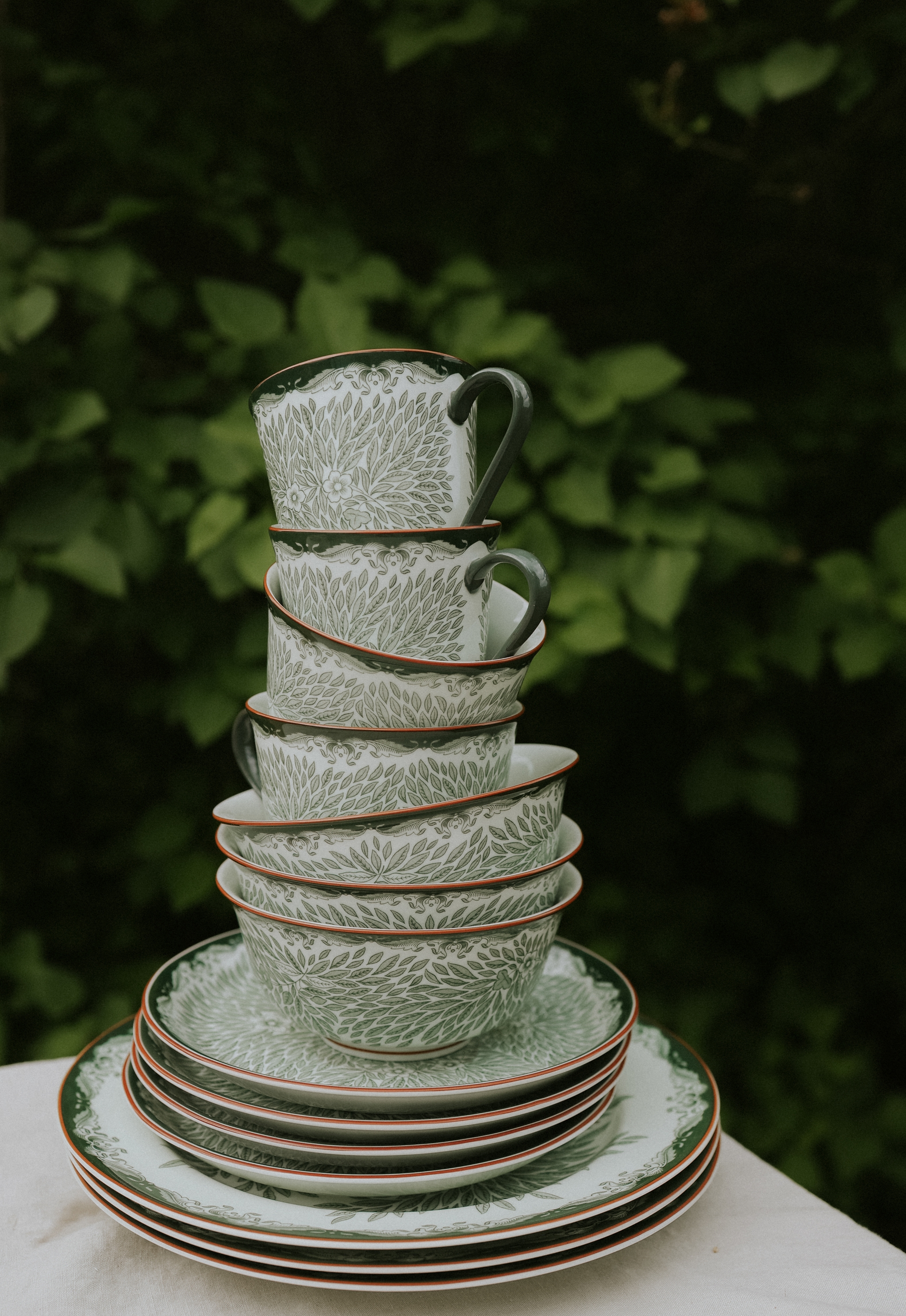 Ostindia Floris Grön från Rörstrand tallrikar, koppar och skålar staplade på varann