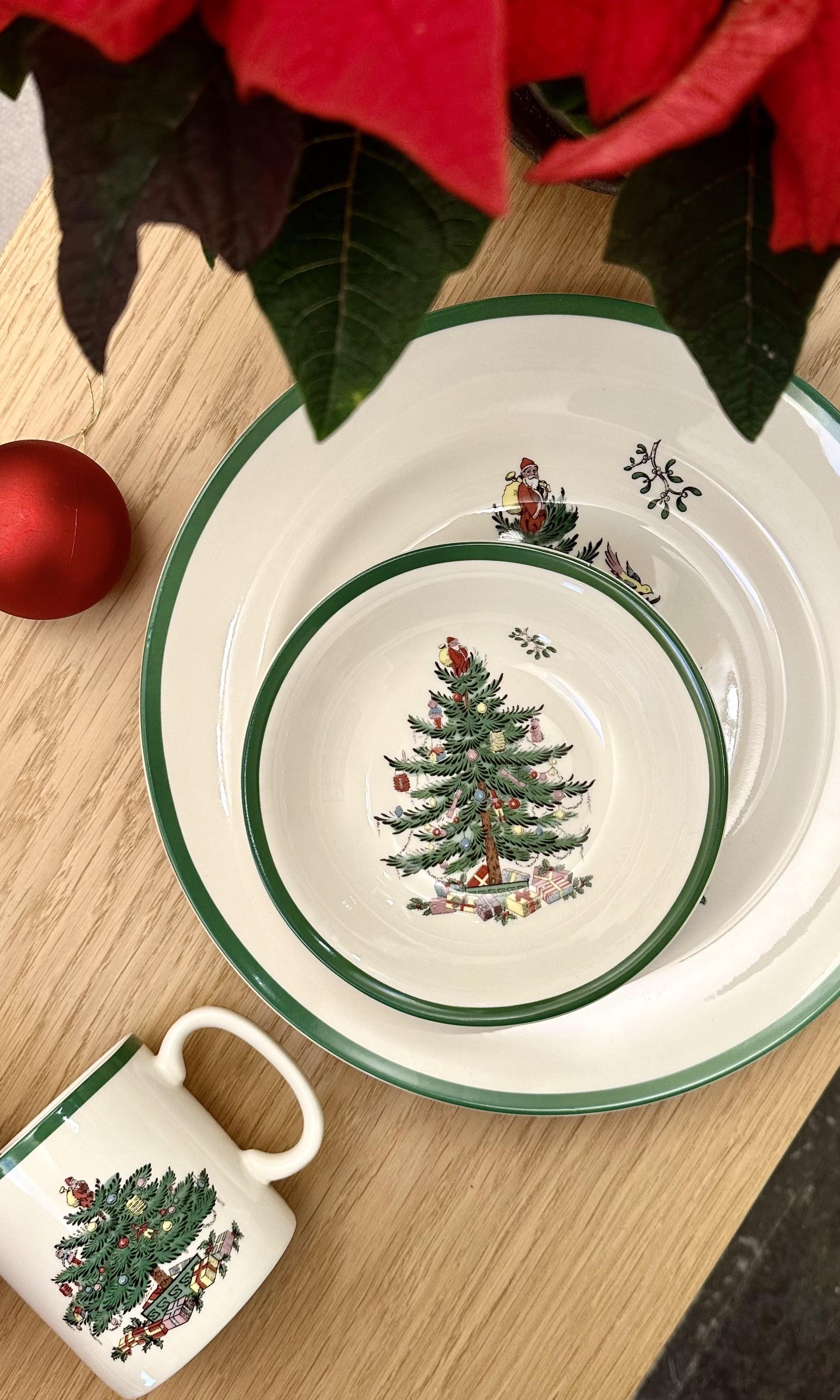 Julservis med julgran på och grön kant