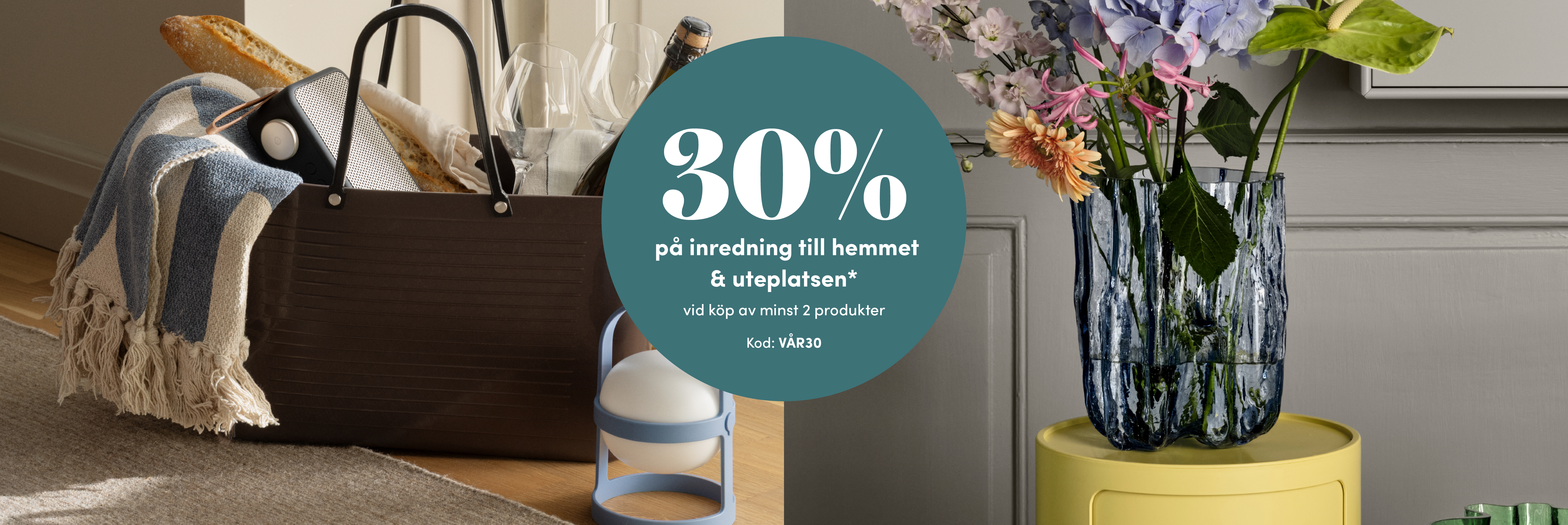 En banderoll med 30 % rabatt på hem- och utomhusinredning, med en picknickkorg med en filt och en vas med färgglada blommor.