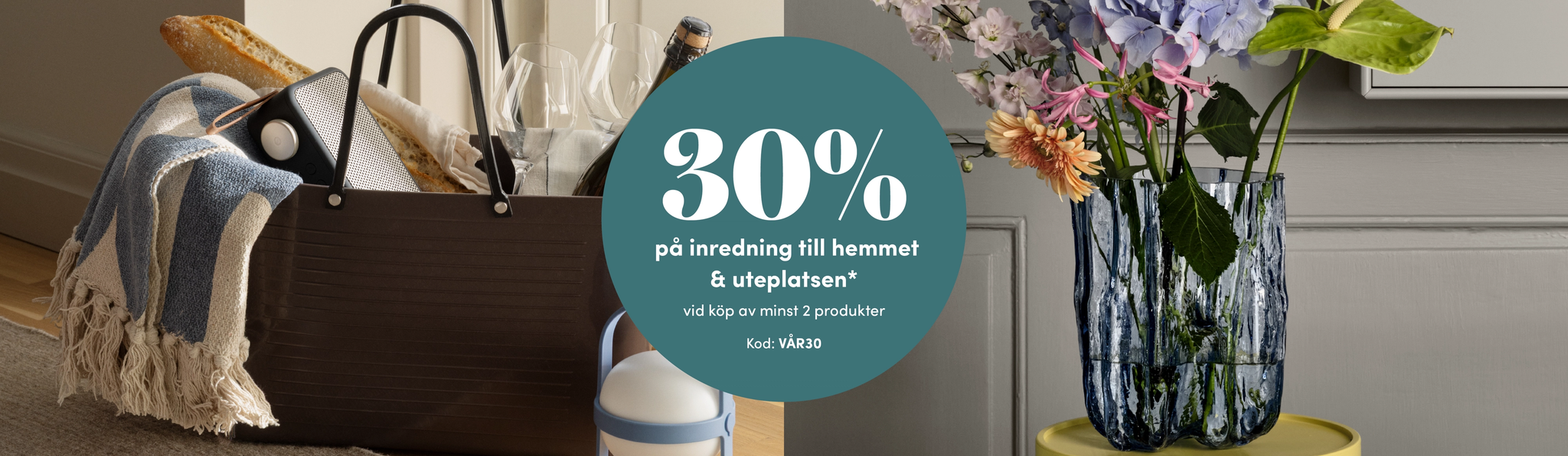 En banderoll med 30 % rabatt på hem- och utomhusinredning, med en picknickkorg med en filt och en vas med färgglada blommor.