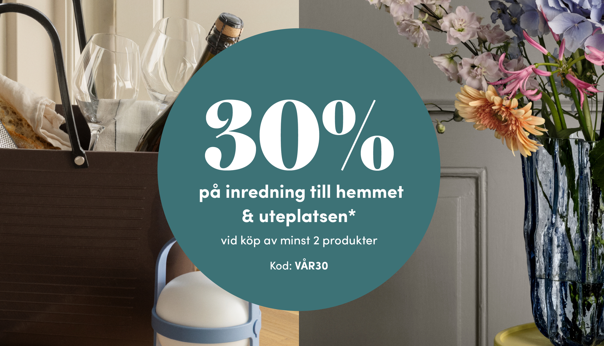 En banderoll med 30 % rabatt på hem- och utomhusinredning, med en picknickkorg med en filt och en vas med färgglada blommor.