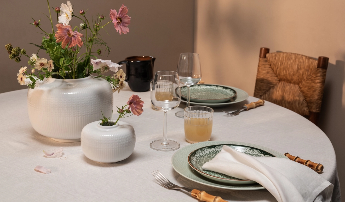 Swedish Grace snö stor och liten vas med blommor på dukat bord
