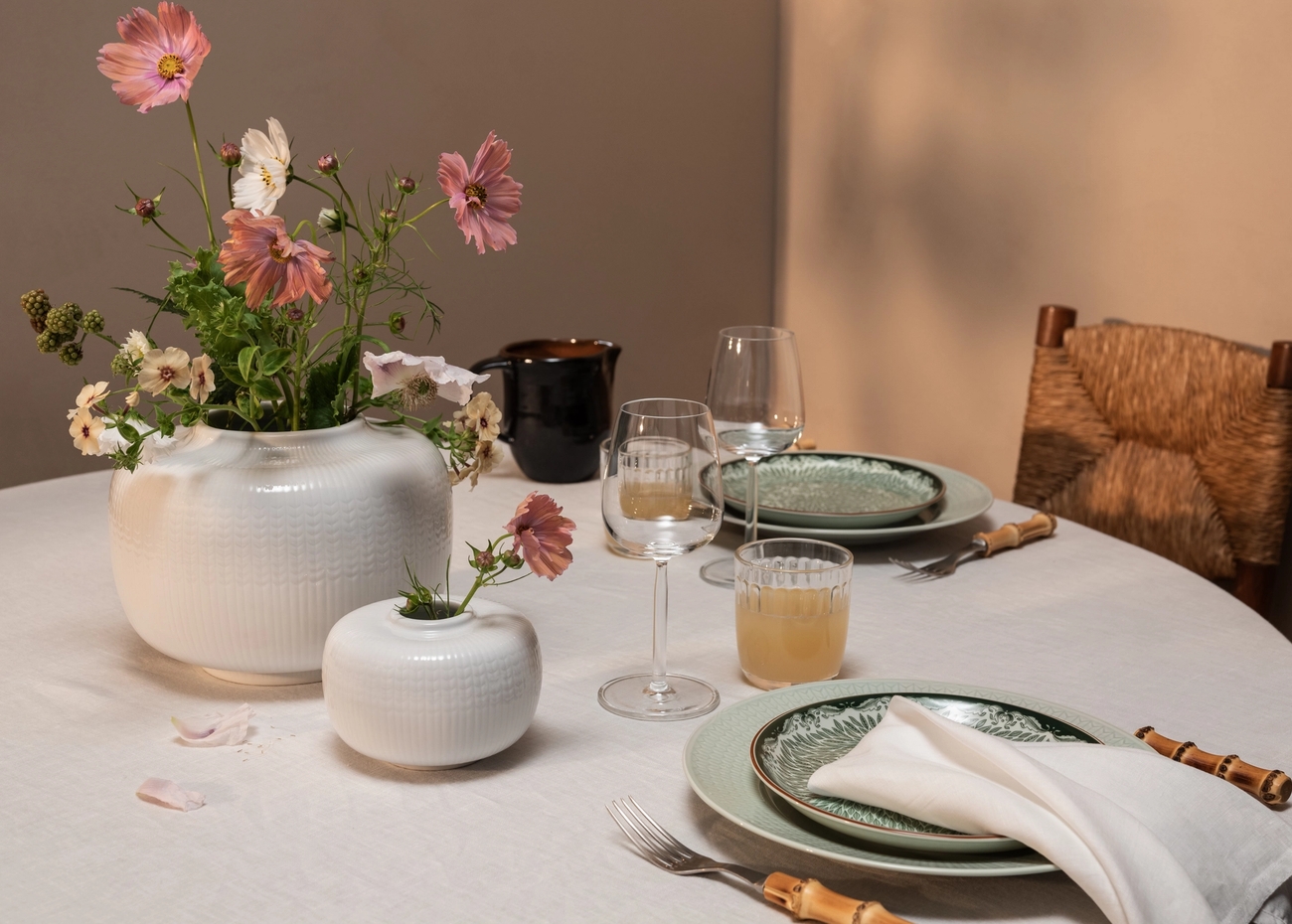 Swedish Grace snö stor och liten vas med blommor på dukat bord