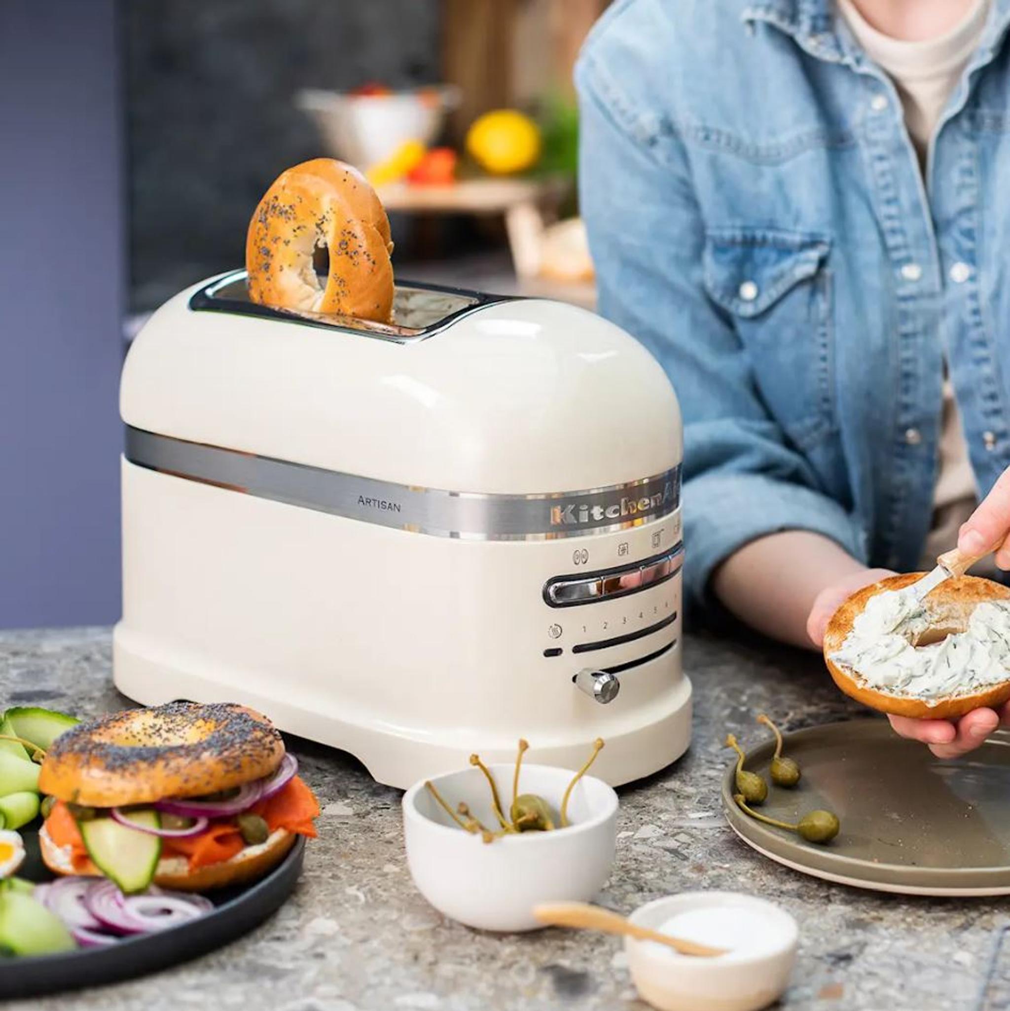 Kitchenaid leivänpaahdin ja bagelit pöydällä - testivoittaja