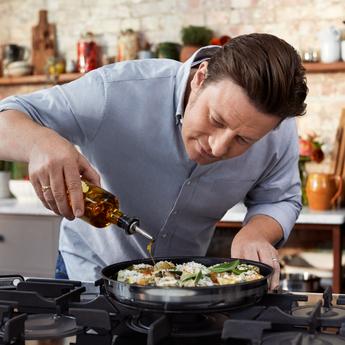 Jamie Oliver lagar mat i en stekpanna