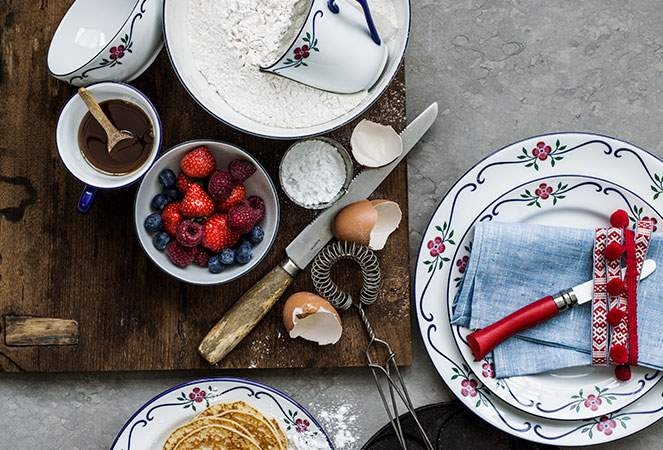 Sundborn tallrik med pannkakor, bär, mjöl och ägg