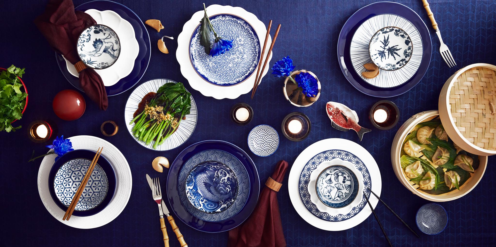 pöydän kattaus sinivalkoinen astiasto aasialainen ruoka höyrytyskori dumplings syömäpuikot
