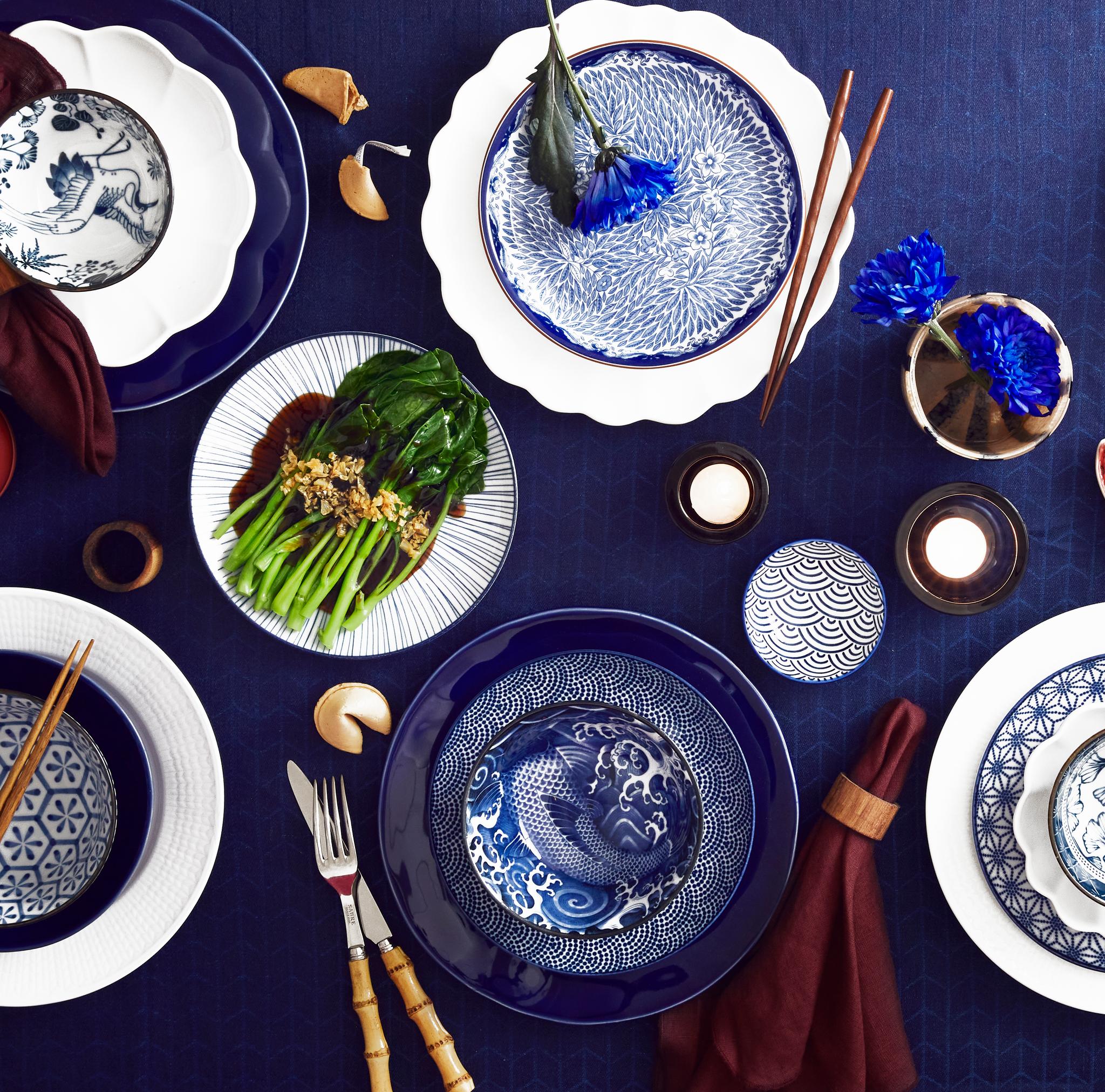 Blått og hvitt servise på blå duk