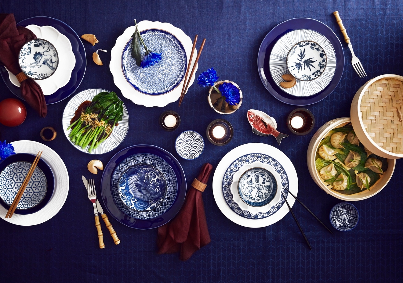 Dumplings i dampkurv på dekket bord