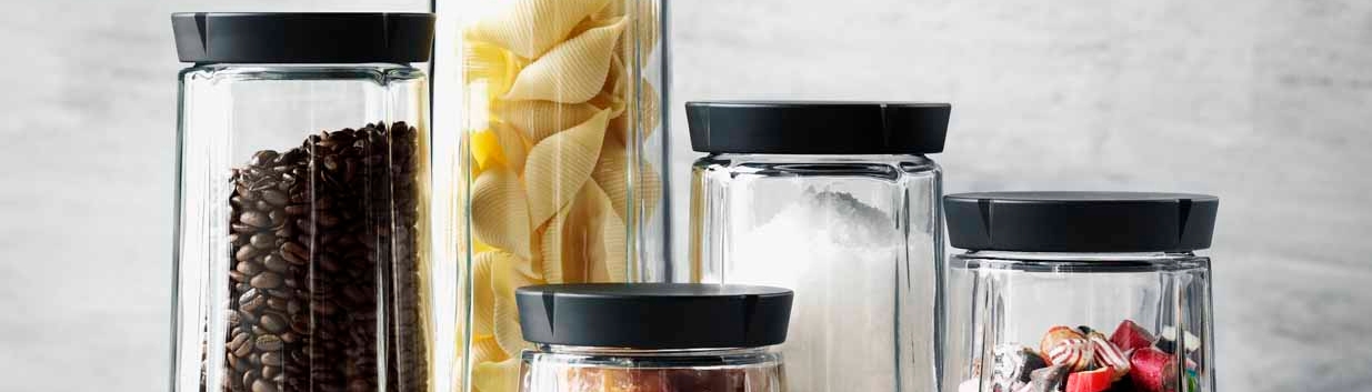 Ihanat erikokoiset läpinäkyvät säilytyspurkit musta kannella