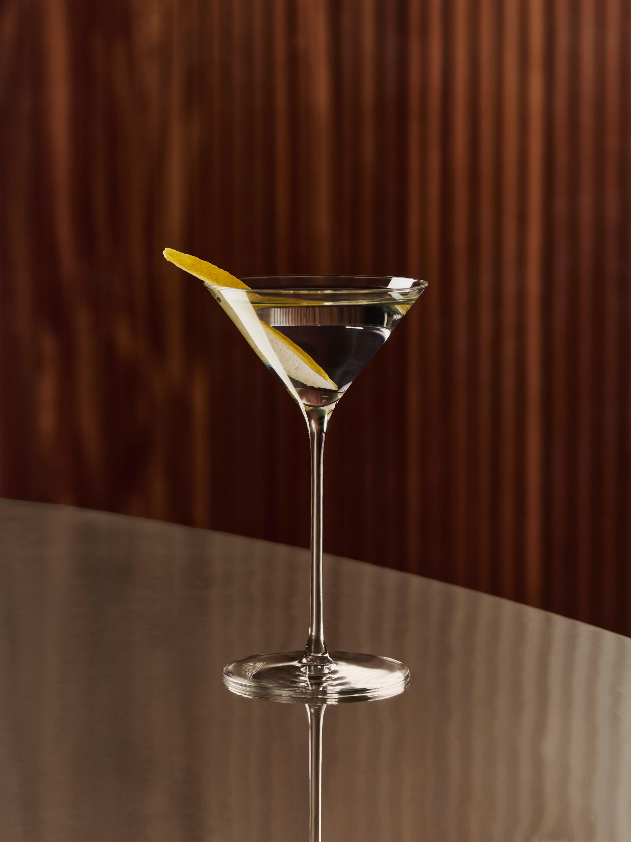 Martini i ett martiniglas från Orrefors x Björn Frantzén med en citrontwist.