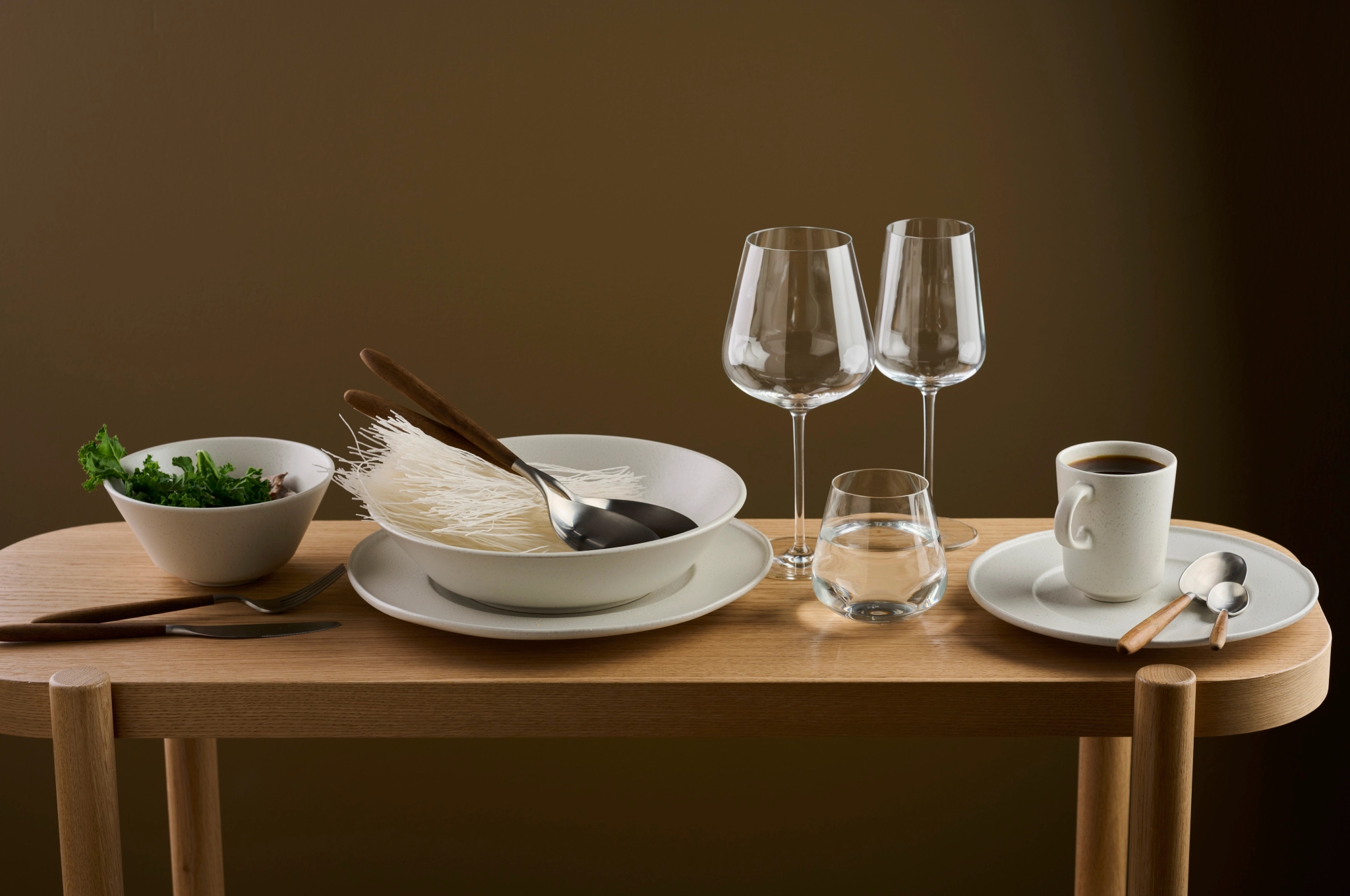 Zwiesel vinglass dekket på et trebord med hvitt porselen