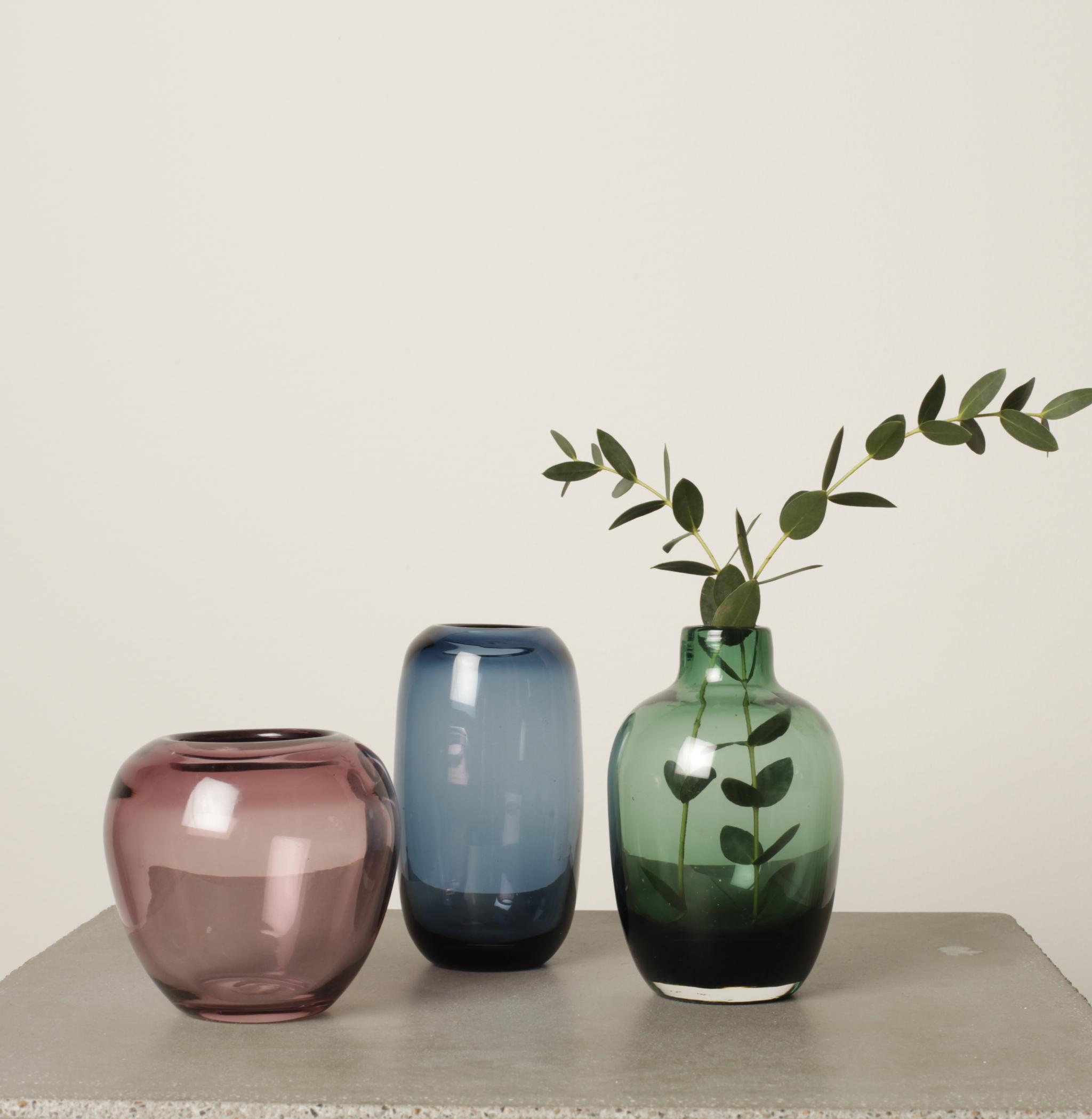 Lasimaljakot väreissä sininen vihreä ja vaalenapunainen viherkavien kera