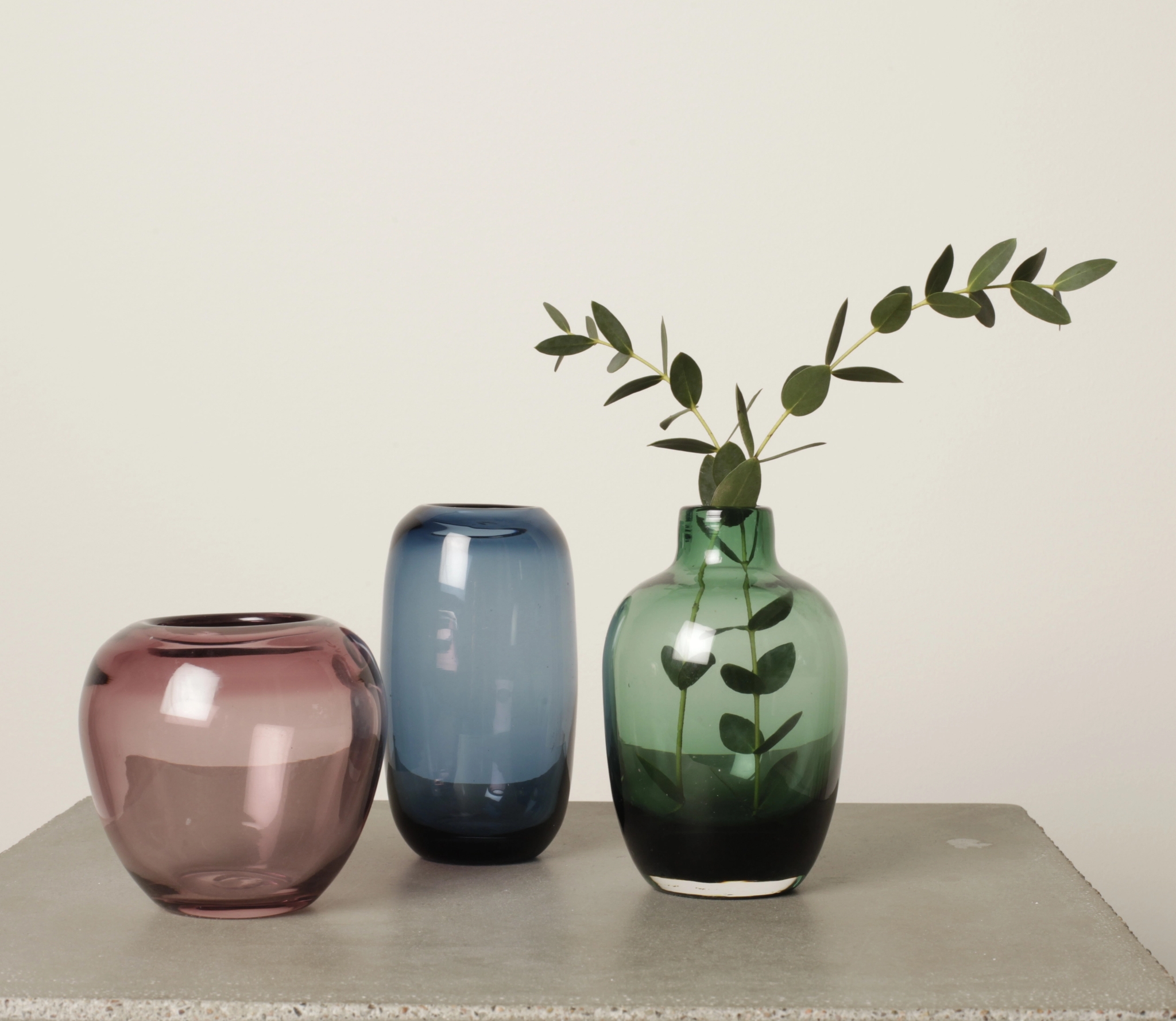 Lasimaljakot väreissä sininen vihreä ja vaalenapunainen viherkavien kera