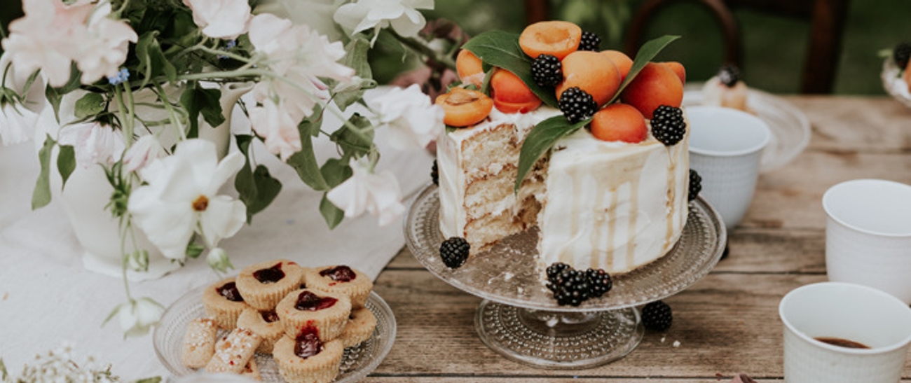 Kahvittelu kesä kahvipöytä jälkiruoat kupit iittala kakkuvati iittala kastehelmi lautanen kesäkakku reseptit