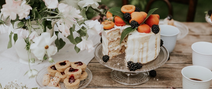 Kahvittelu kesä kahvipöytä jälkiruoat kupit iittala kakkuvati iittala kastehelmi lautanen kesäkakku reseptit