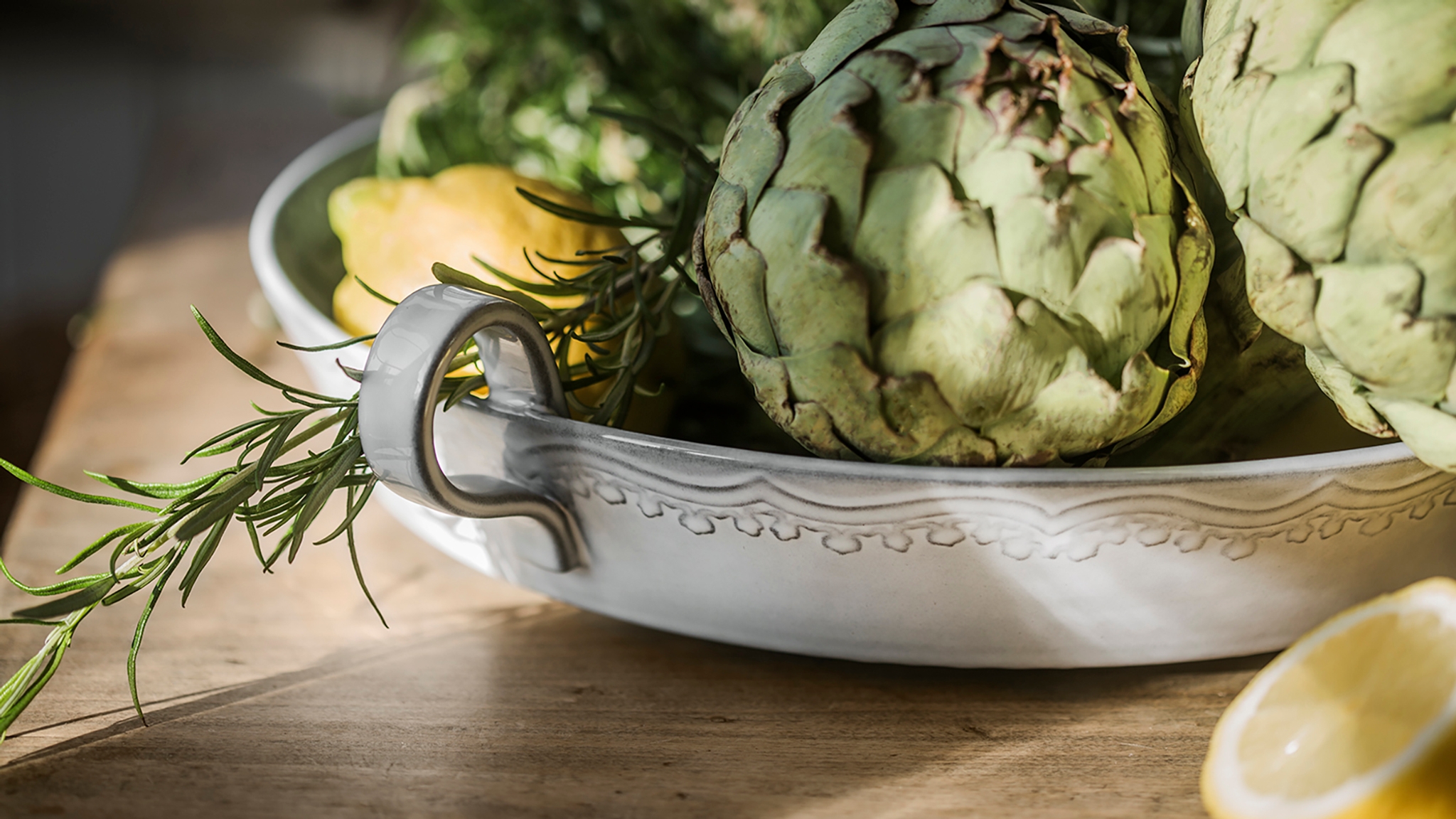 Serveringsfat i grått med artisjokk, rosmarin og sitron 