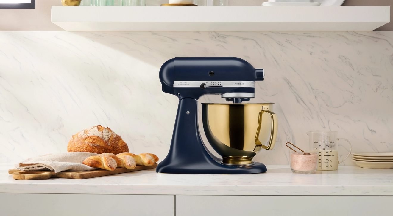 Hushållsassistent KitchenAid blå på marmorbänkskiva