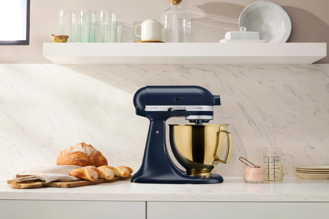 Hushållsassistent KitchenAid blå på marmorbänkskiva