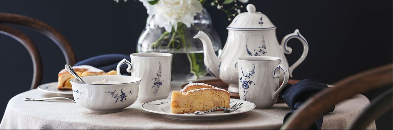 Villeroy & boch kahvikupit lautanen teekannu ja sokerikulho kahvipöydällä