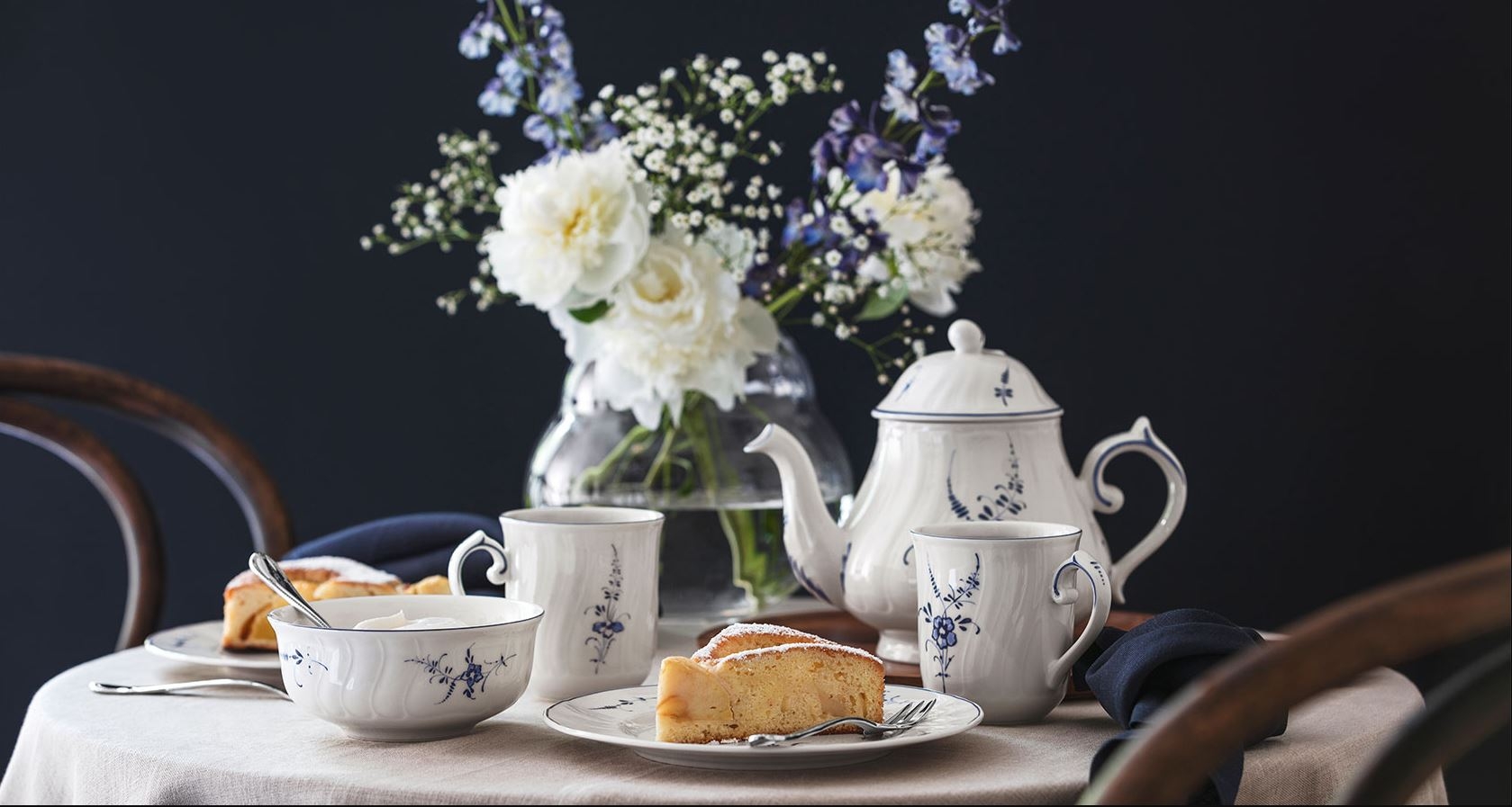 Villeroy & Boch Old Luxembourg servise tallerken, skål, krus og tekanne på et bord