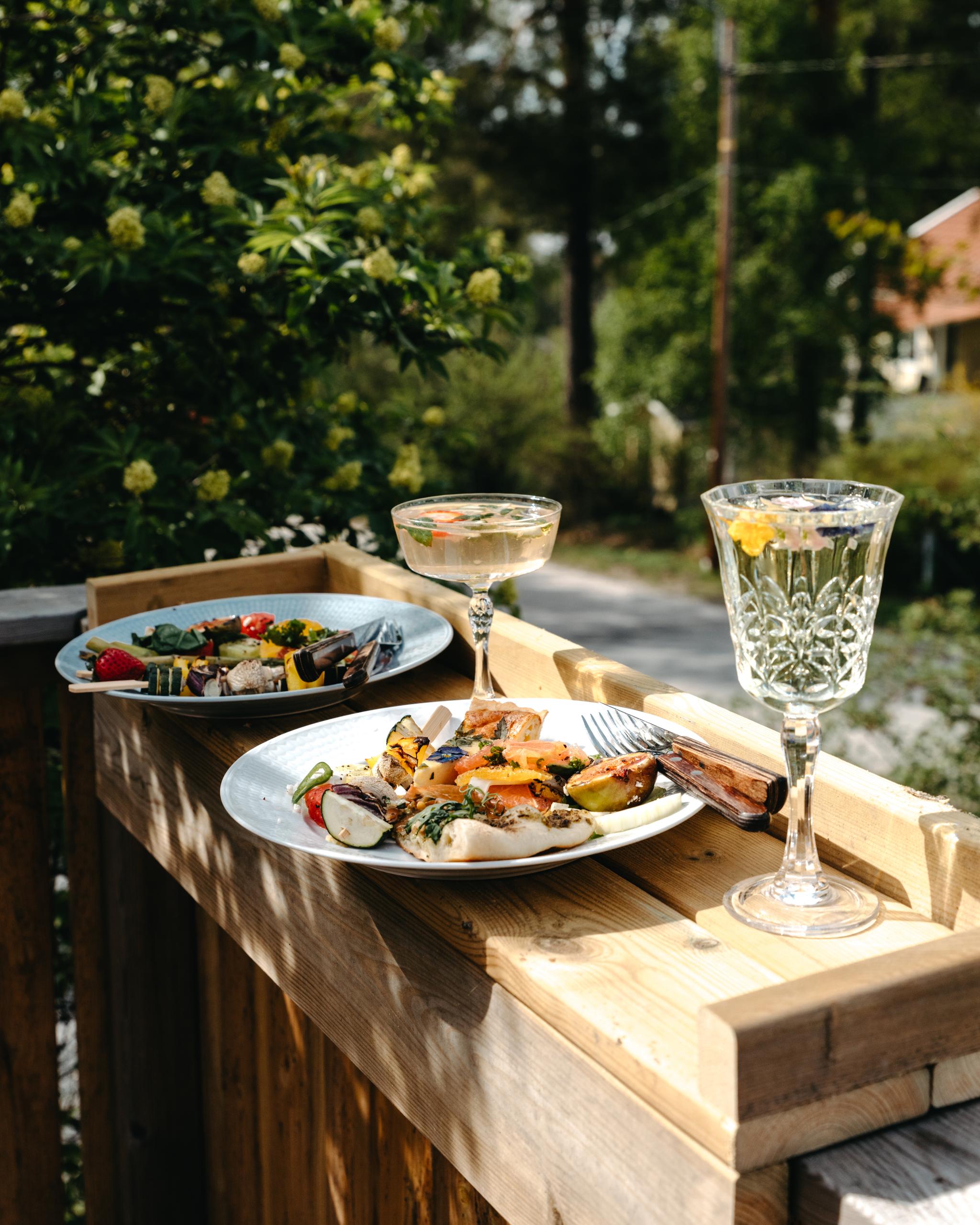 Grillad mat och en sommardrink