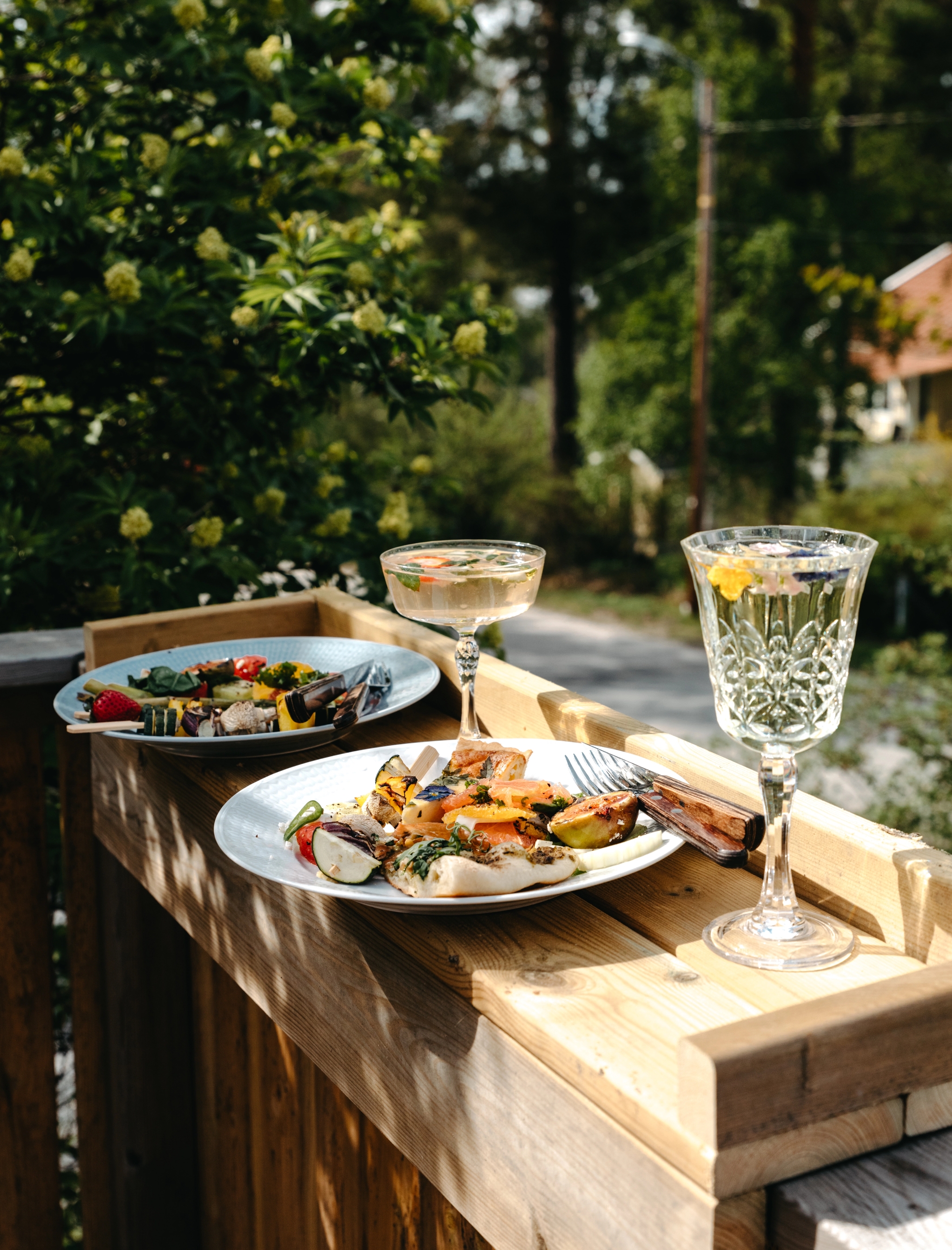 Grillad mat och en sommardrink