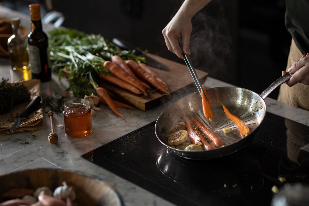 Iso paistinpannu Fiskars: ilta materiaalissa teräs induktioliedellä 