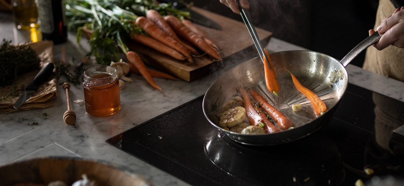 Iso paistinpannu Fiskars: ilta materiaalissa teräs induktioliedellä