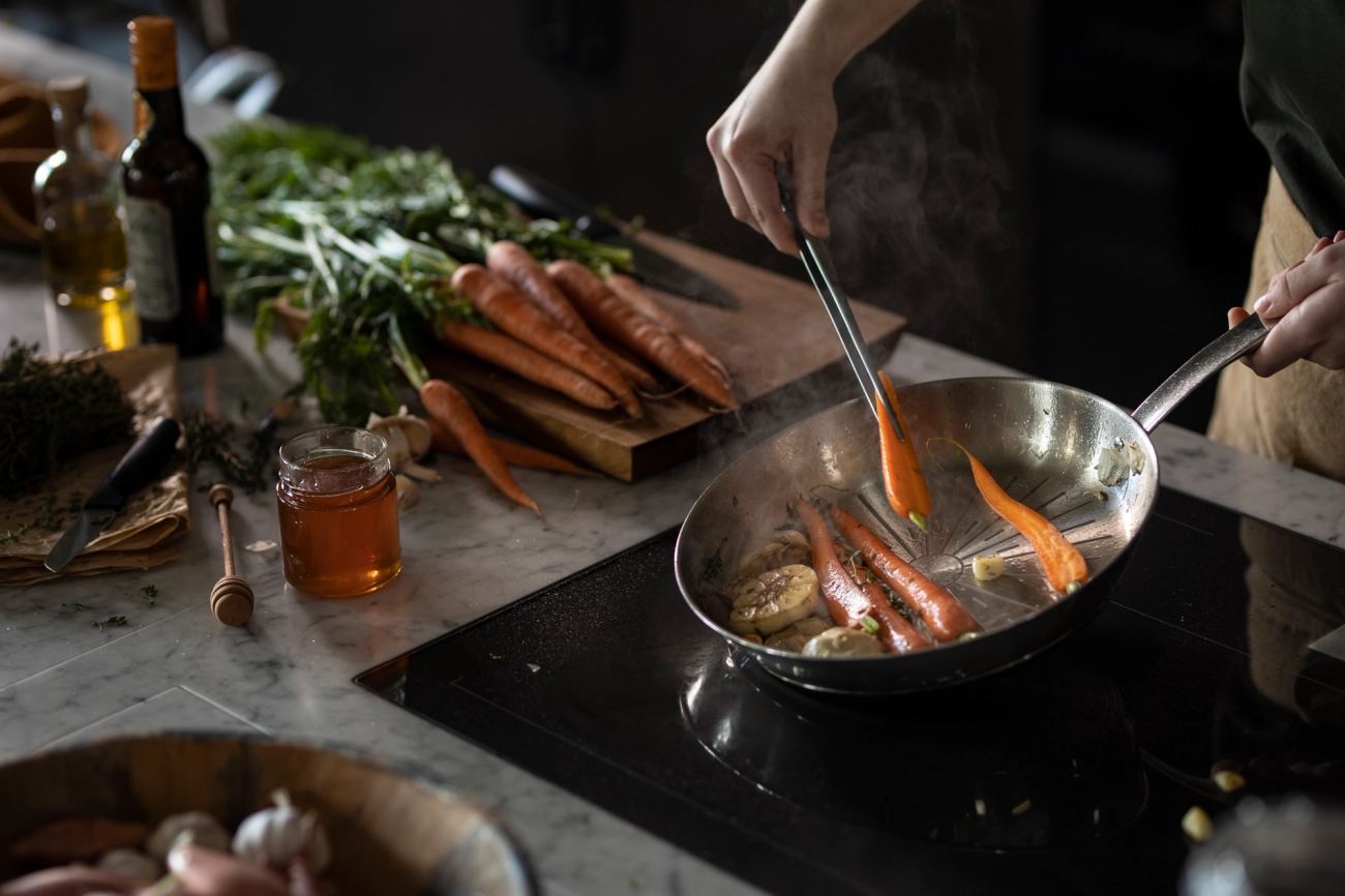 Iso paistinpannu Fiskars: ilta materiaalissa teräs induktioliedellä