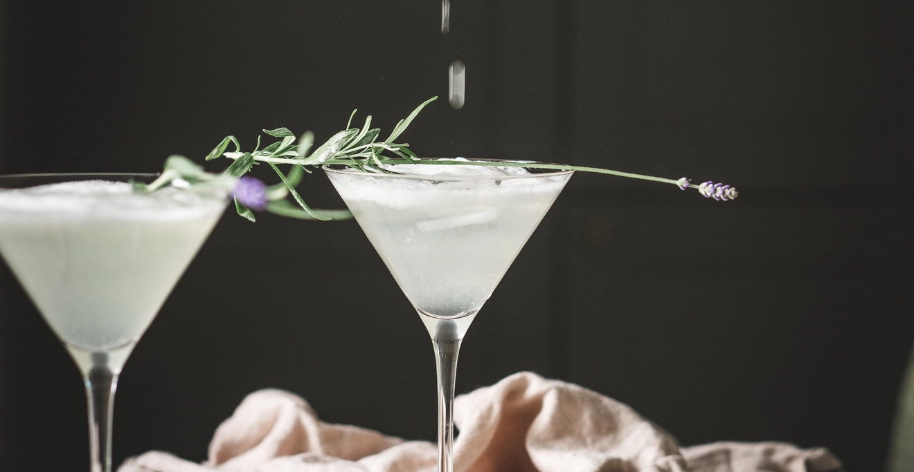 Martiniglas med en drink på marmorbänk