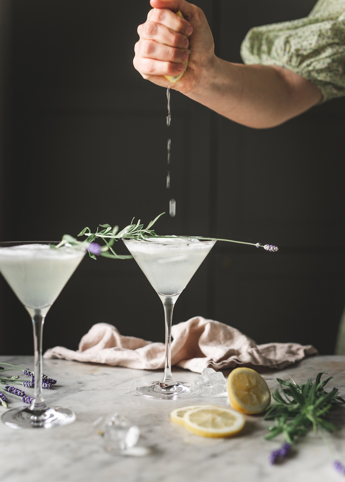 Martiniglass med en drink på marmorbenk