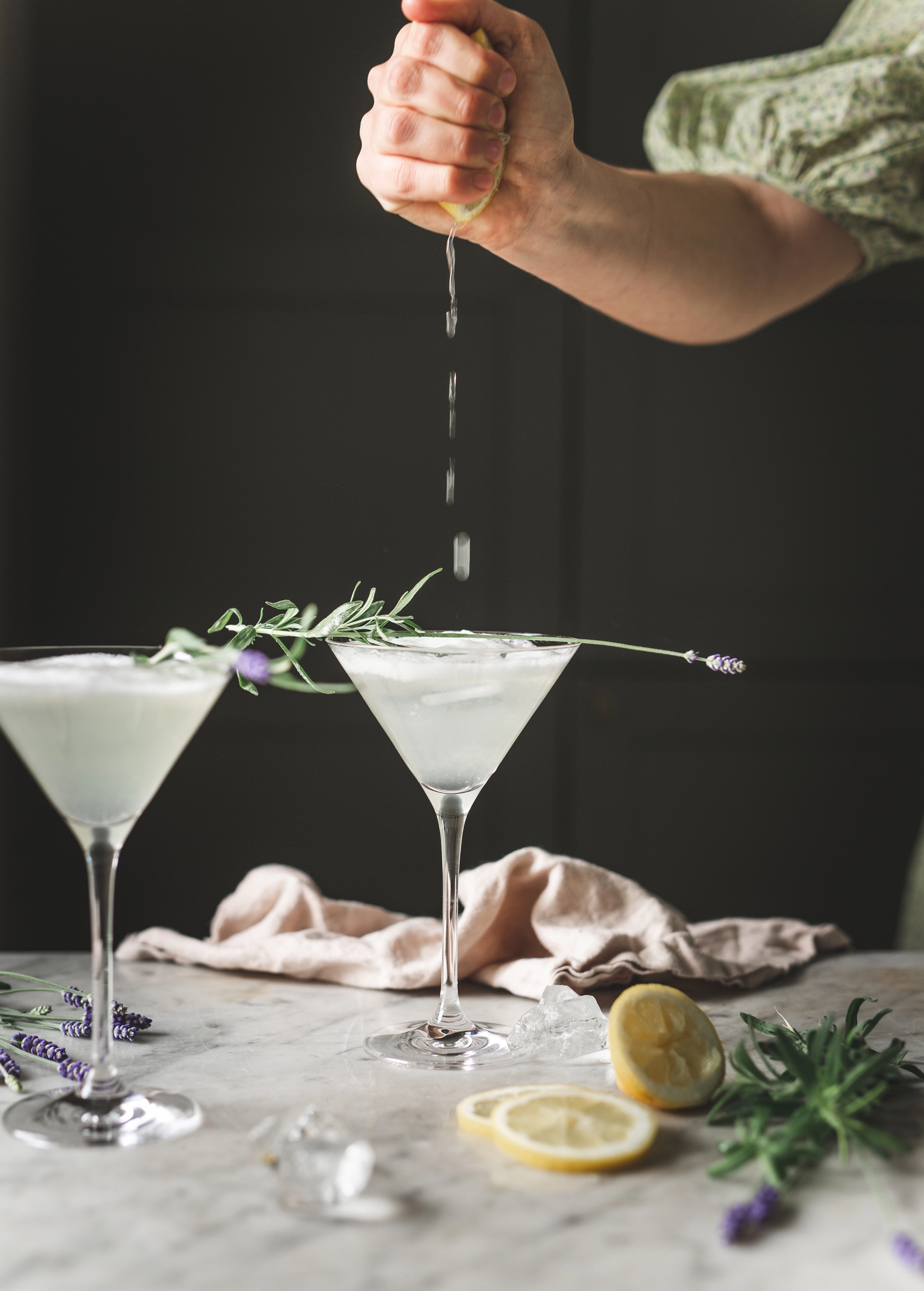 Martiniglass med en drink på marmorbenk