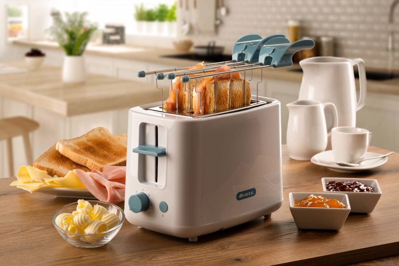 Ariete brödrost i vintage stil cremefärgad i ett kök