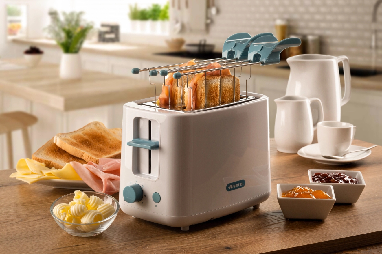 Ariete brödrost i vintage stil cremefärgad i ett kök