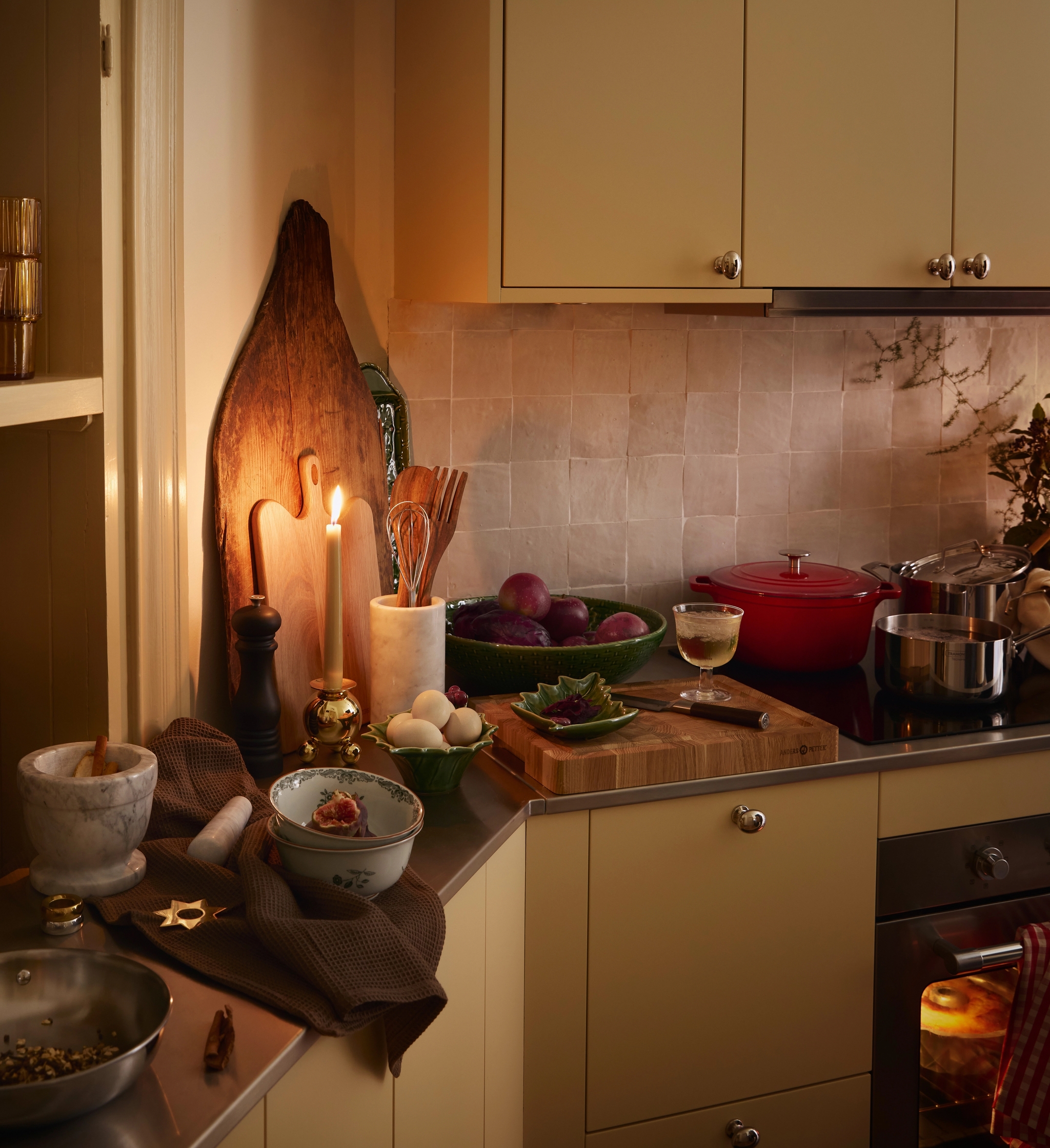 Et kjøkken med gule skap og et skjærebrett på benkeplaten