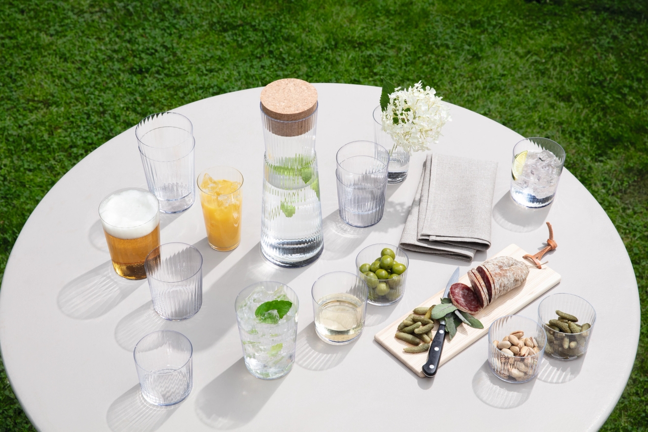 LSA International glas uppdukade på ett bord på gräset. 