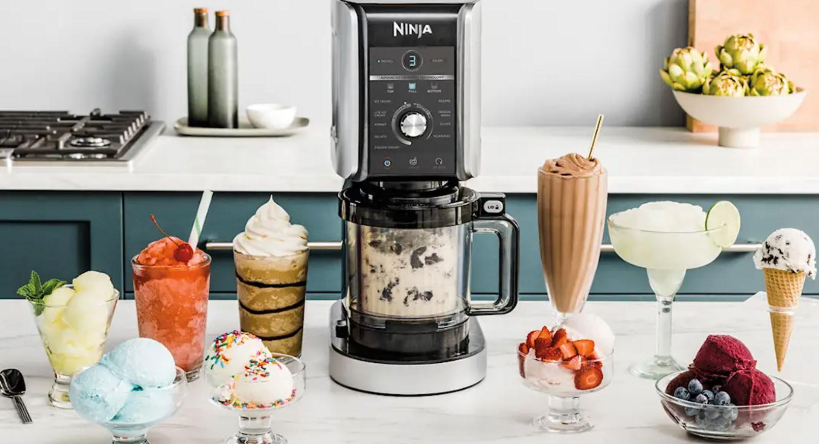 Ninja-glassmaskin på en köksbänk omgiven av olika färgglada glassar, milkshakes och frysta desserter.