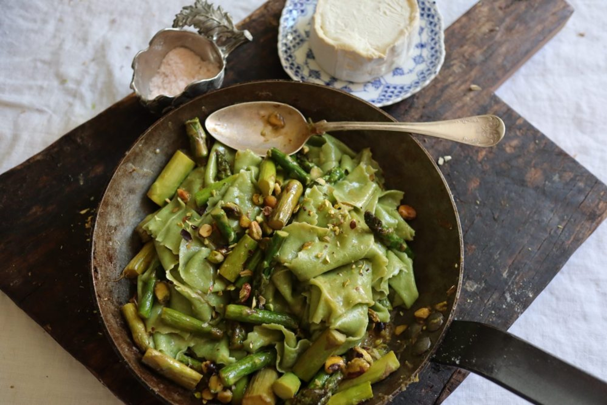 Spenatpasta med sparris i stekpanna
